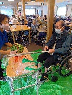「アースケア豊川　やすらぎの里」スイカ割り