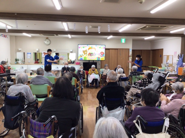 「アースケア前橋　元総社の里」誕生日会とおやつレクリエーション