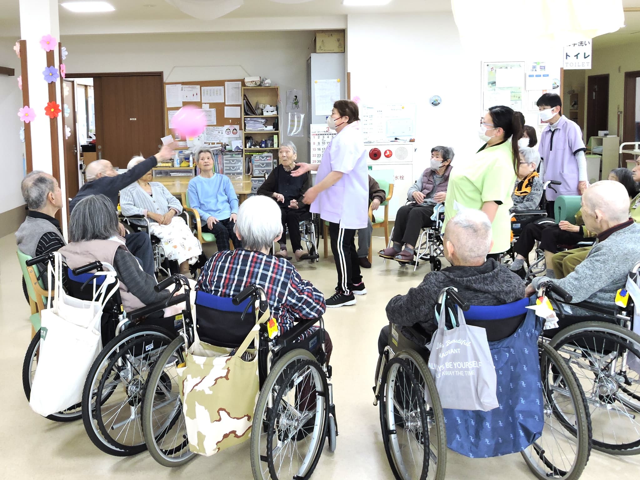 「アースケア高崎　芝桜の里」今日のレクレーションは風船バレー