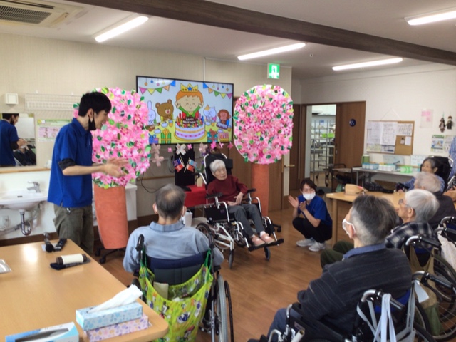 「アースケア前橋　元総社の里」誕生日会とおやつレク–焼きまんじゅう
