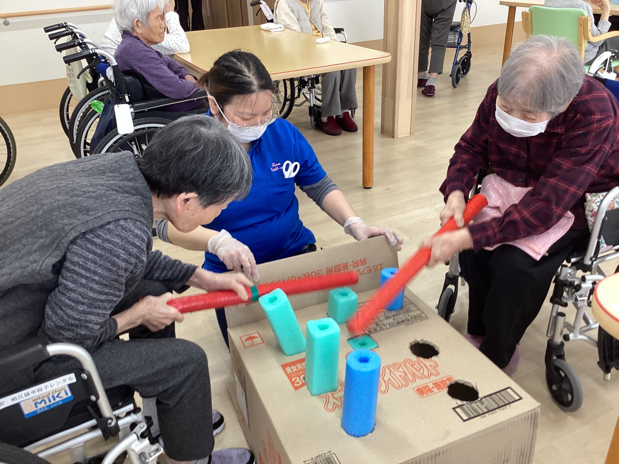 「アースケア前橋　朝倉の里」スポンジたたきゲーム!(^^)!