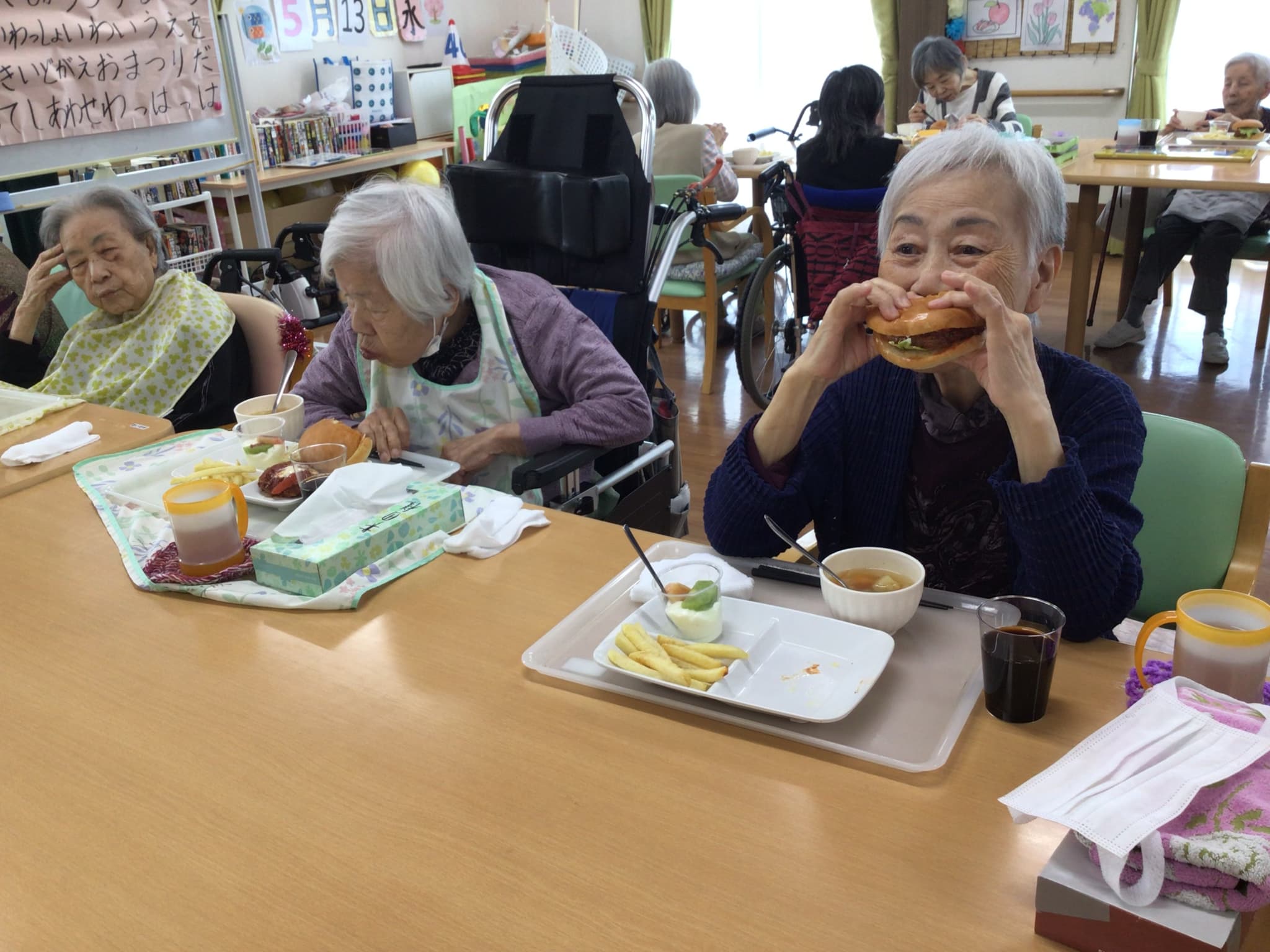 「アースケア前橋　元総社の里」ランチレク　春のパン祭り「ハンバーガーセット」🍔🥪🍟