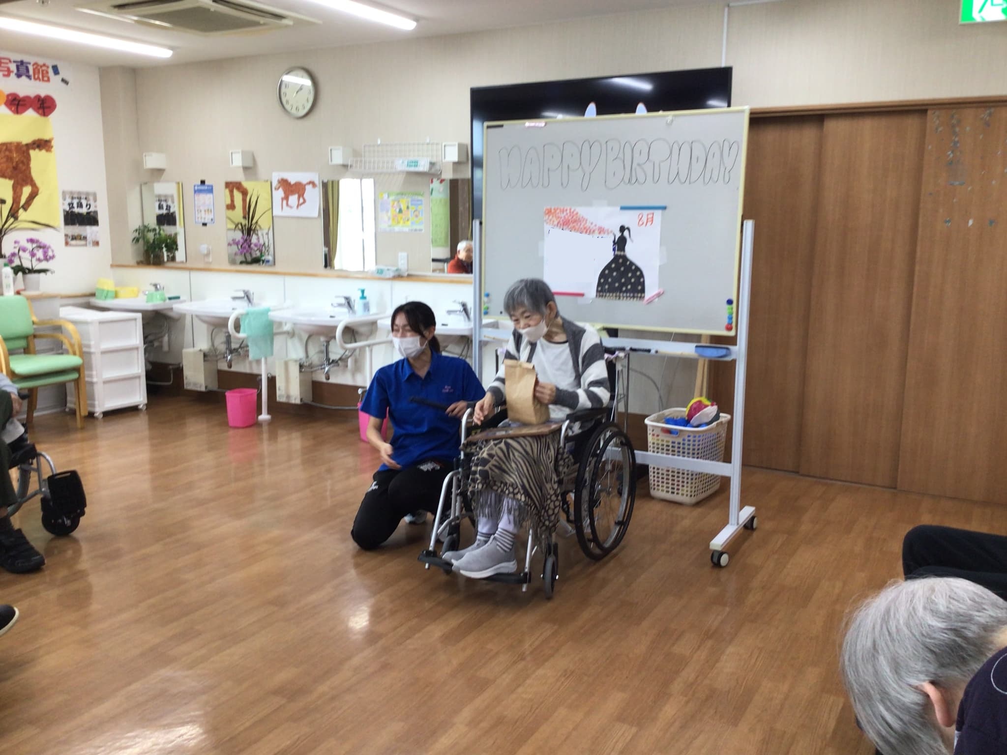 「アースケア前橋　元総社の里」誕生日会＆スイカ割り